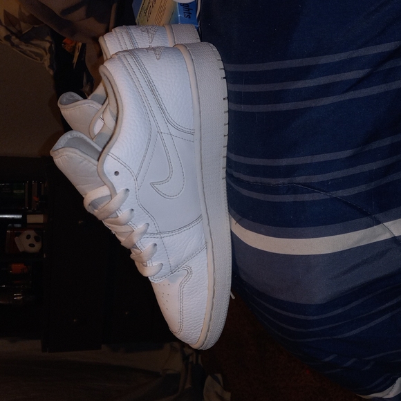 Nike jordan 1's all white leather size 6.5 - Picture 2 of 4